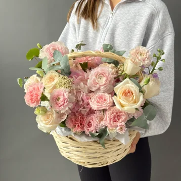 «Теплая осень» Ранункулюсы, пионовидные розы и гортензия в корзине