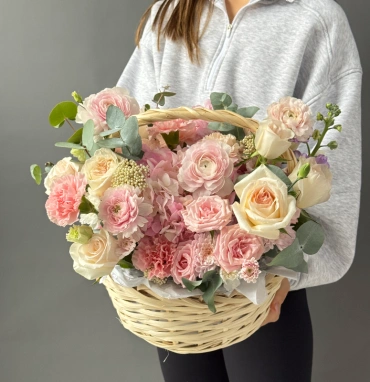 «Теплая осень» Ранункулюсы, пионовидные розы и гортензия в корзине