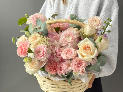 «Теплая осень» Ранункулюсы, пионовидные розы и гортензия в корзине