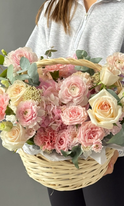 «Теплая осень» Ранункулюсы, пионовидные розы и гортензия в корзине