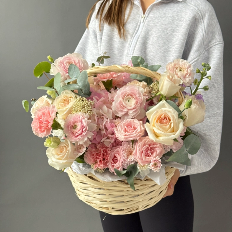«Теплая осень» Ранункулюсы, пионовидные розы и гортензия в корзине