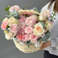 «Теплая осень» Ранункулюсы, пионовидные розы и гортензия в корзине 1