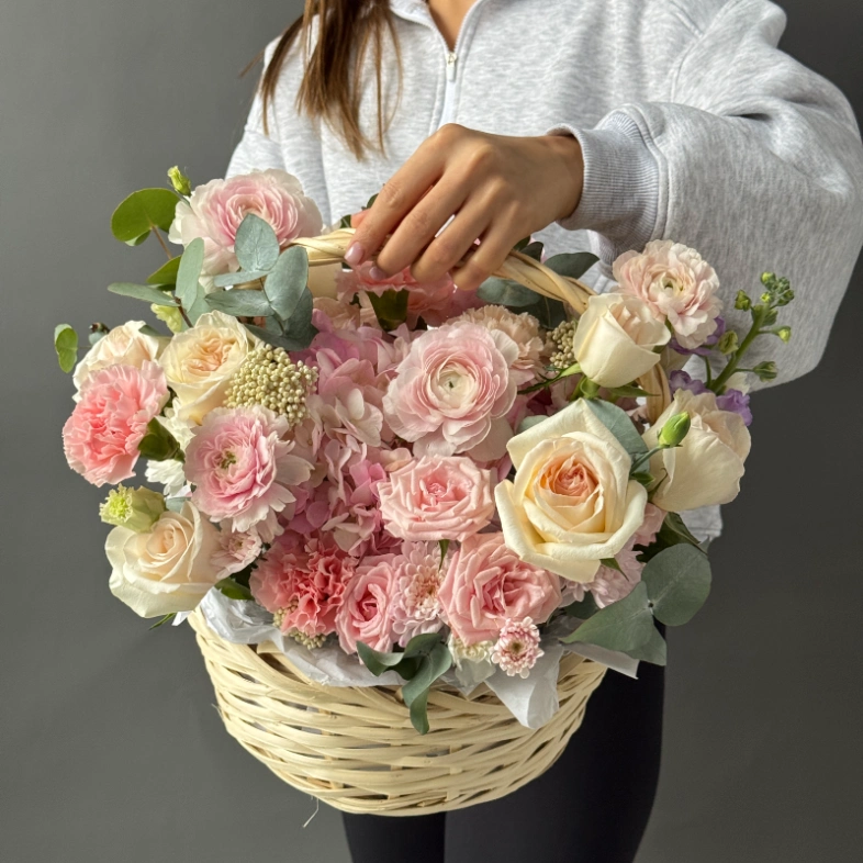 «Теплая осень» Ранункулюсы, пионовидные розы и гортензия в корзине
