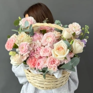 «Теплая осень» Ранункулюсы, пионовидные розы и гортензия в корзине 3