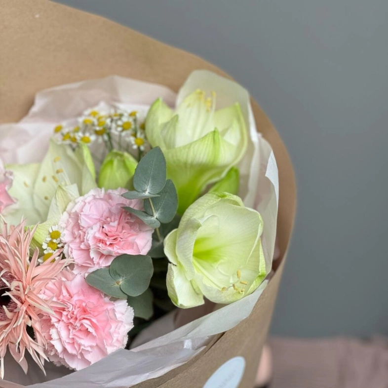 Сборный букет с Амариллисом