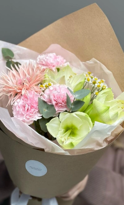 Сборный букет с Амариллисом