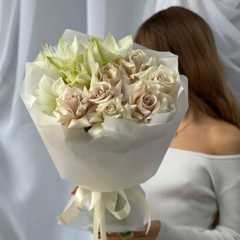 Розы и амариллисы