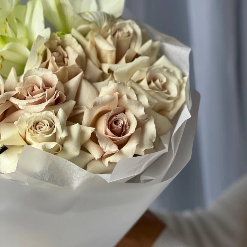 Розы и амариллисы