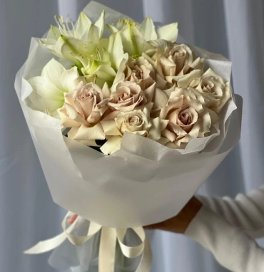 Розы и амариллисы