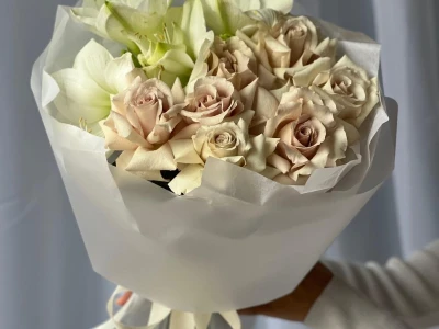 Розы и амариллисы