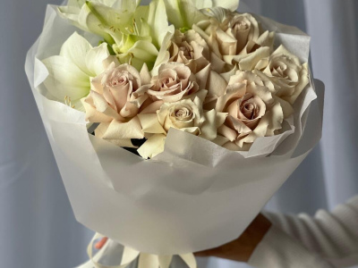 Розы и амариллисы