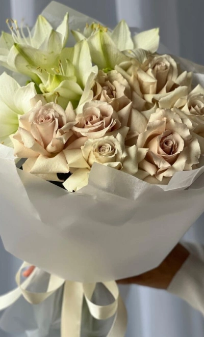 Розы и амариллисы