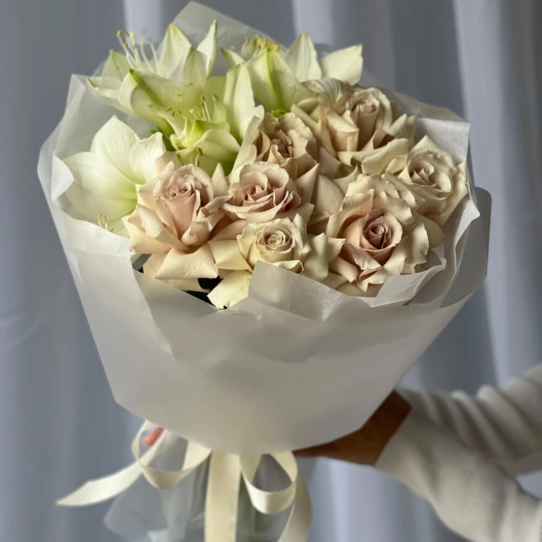 Розы и амариллисы