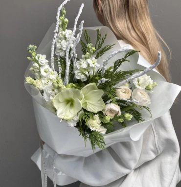 Зимний букет с Амариллисами и еловыми веточками