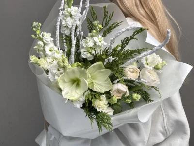 Зимний букет с Амариллисами и еловыми веточками