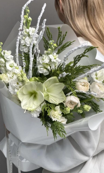 Зимний букет с Амариллисами и еловыми веточками