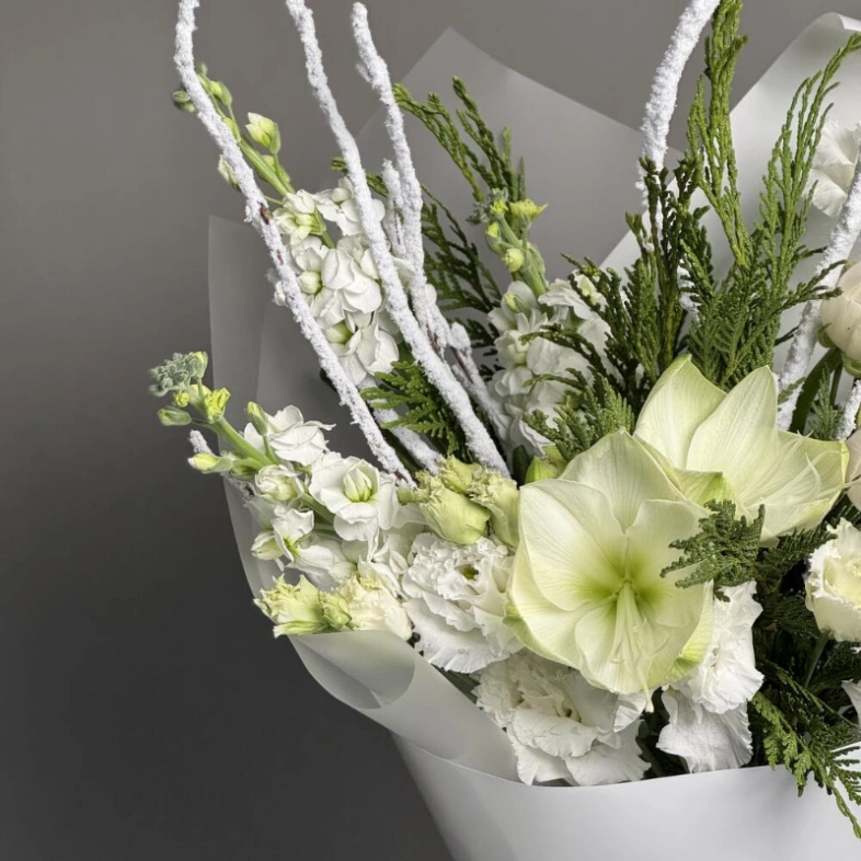 Зимний букет с Амариллисами и еловыми веточками