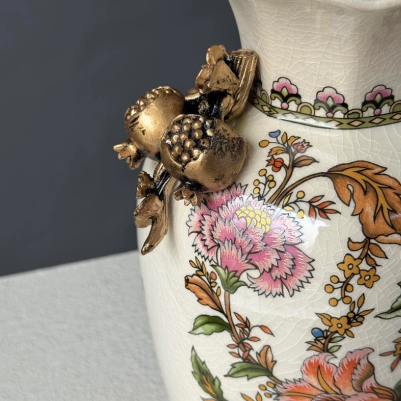 Керамическая ваза с расписными узороми