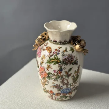 Керамическая ваза с расписными узороми