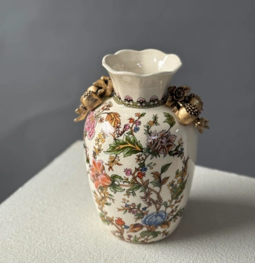 Керамическая ваза с расписными узороми