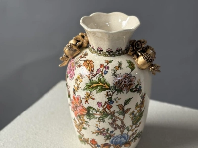 Керамическая ваза с расписными узороми