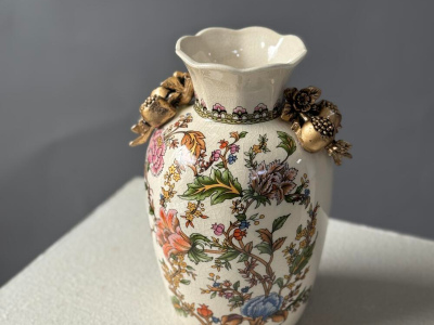 Керамическая ваза с расписными узороми