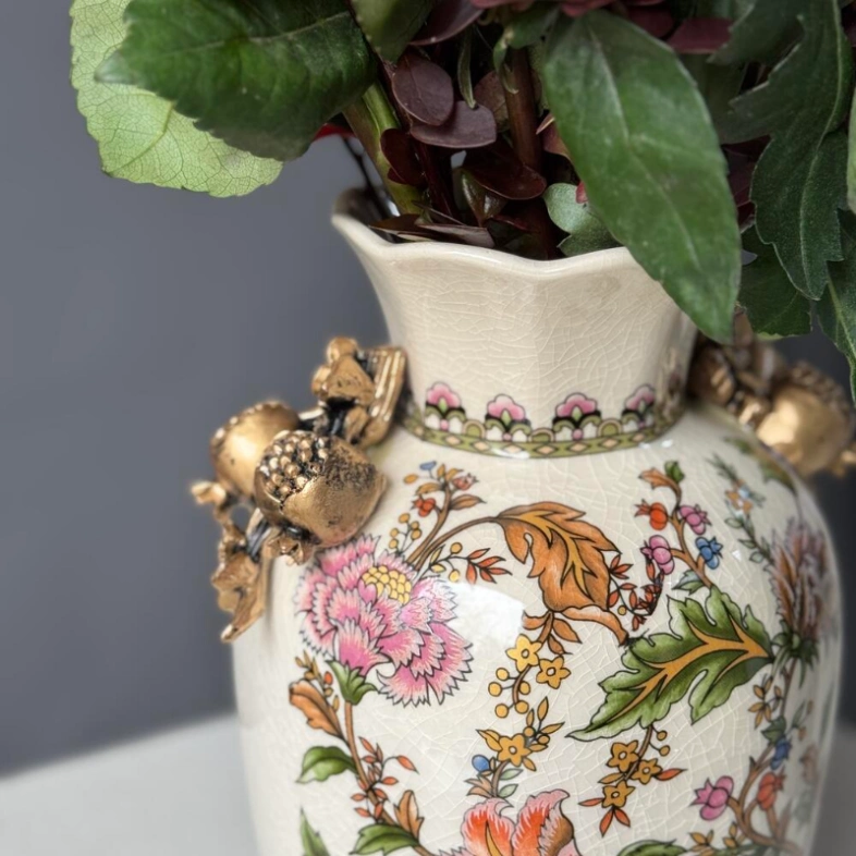 Керамическая ваза с расписными узороми