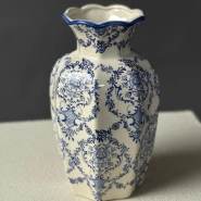 Керамическая ваза с расписными синими узорами 0