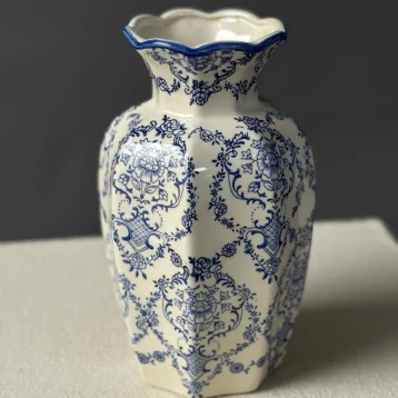 Керамическая ваза с расписными синими узорами