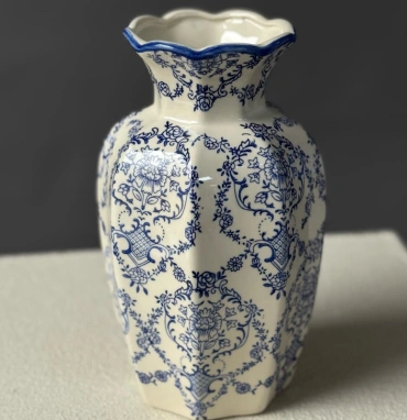 Керамическая ваза с расписными синими узорами