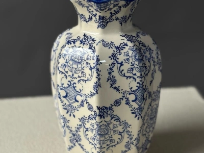 Керамическая ваза с расписными синими узорами