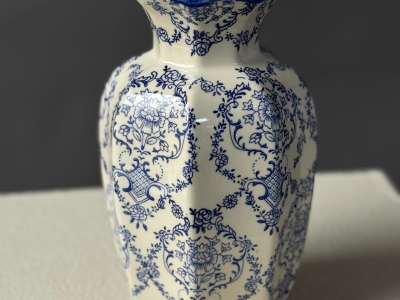 Керамическая ваза с расписными синими узорами