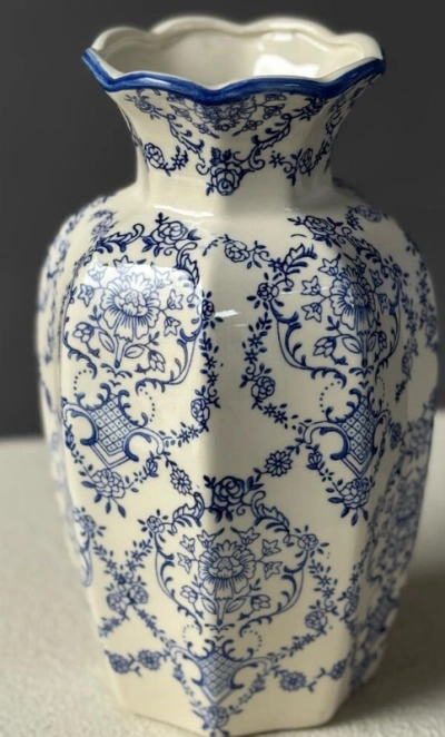 Керамическая ваза с расписными синими узорами