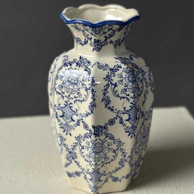 Керамическая ваза с расписными синими узорами