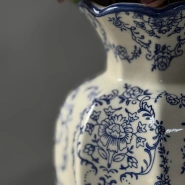 Керамическая ваза с расписными синими узорами 3