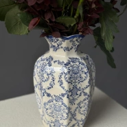 Керамическая ваза с расписными синими узорами 1