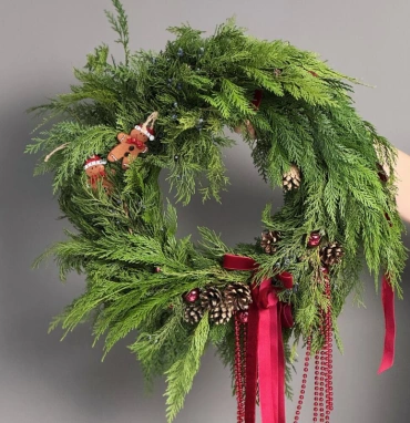 Новогодний венок и хвойных веток