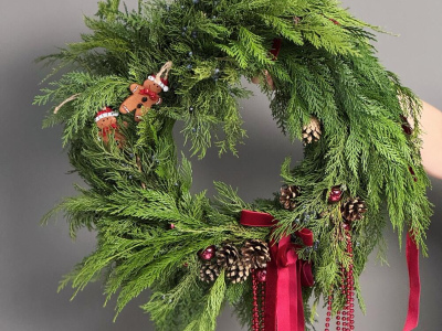 Новогодний венок и хвойных веток