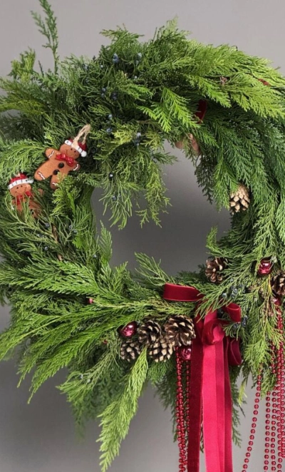 Новогодний венок и хвойных веток