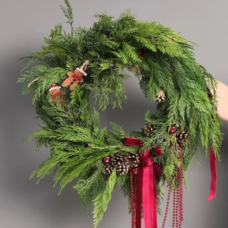 Новогодний венок и хвойных веток