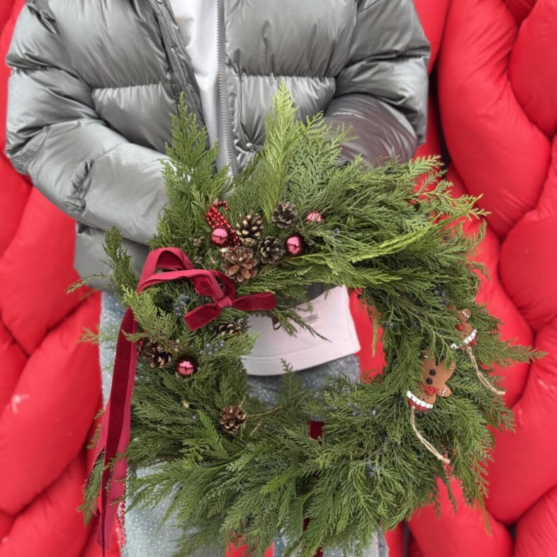 Новогодний венок и хвойных веток