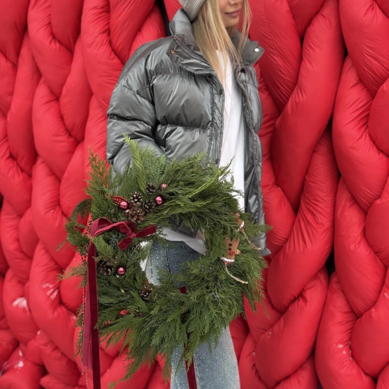 Новогодний венок и хвойных веток