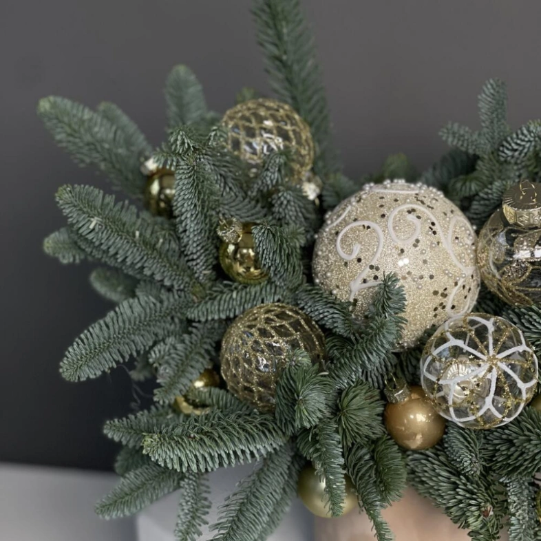 Новогодняя композиция с елочными украшениями из датской ели