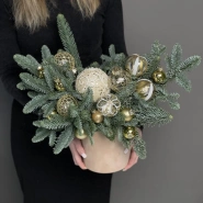 Новогодняя композиция с елочными украшениями из датской ели 0