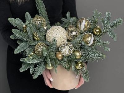 Новогодняя композиция с елочными украшениями из датской ели