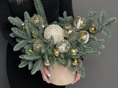 Новогодняя композиция с елочными украшениями из датской ели