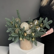 Новогодняя композиция с елочными украшениями из датской ели 1