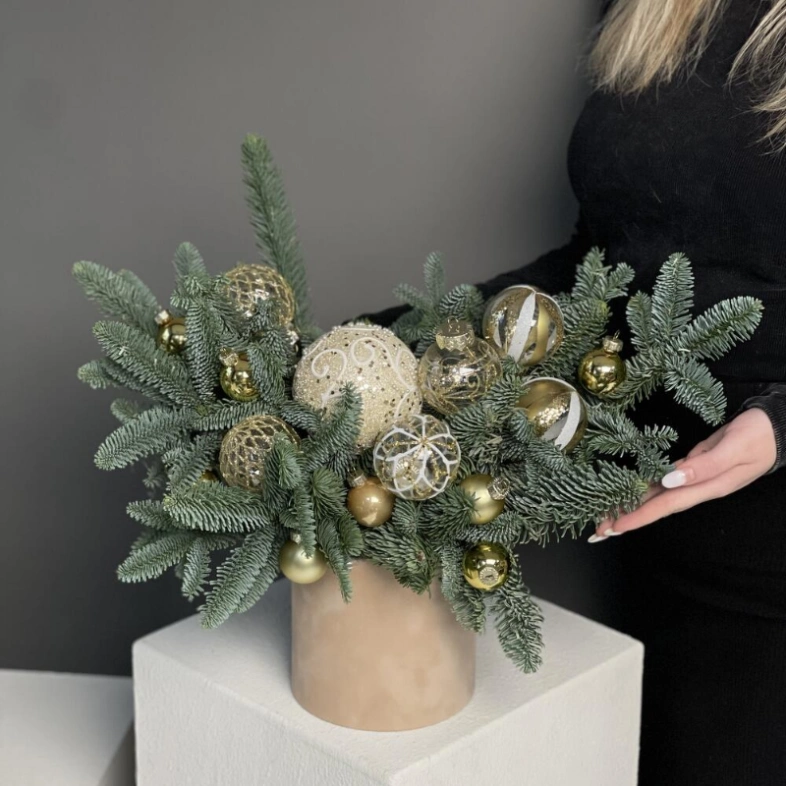 Новогодняя композиция с елочными украшениями из датской ели