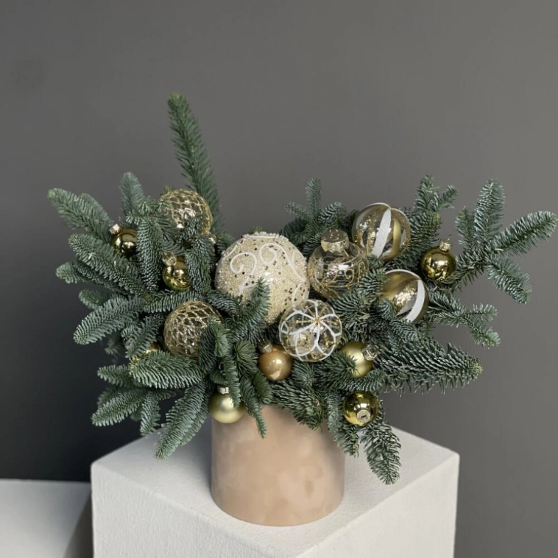 Новогодняя композиция с елочными украшениями из датской ели