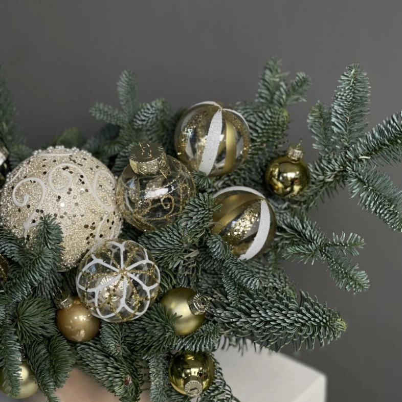 Новогодняя композиция с елочными украшениями из датской ели